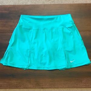 Nike - Mint green tennis skirt